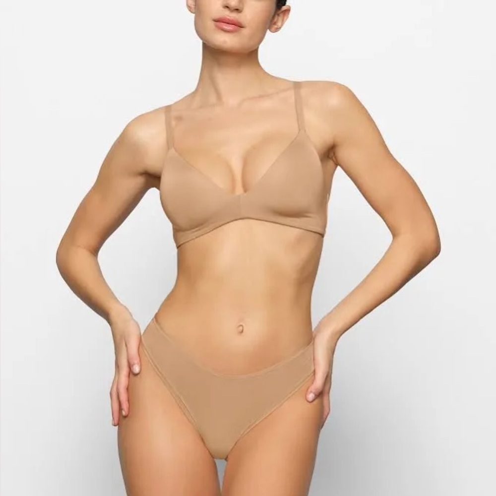 Skims Wireless Form T Shirt Bra